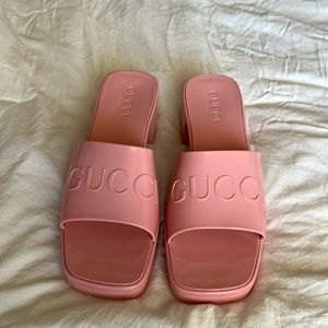 GUCCI EMBOSSED RUBBER SLIDE SANDAL